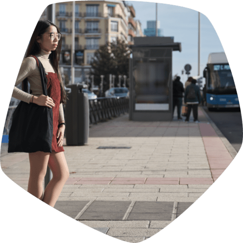 eine asiatische Dame wartet auf den Bus 